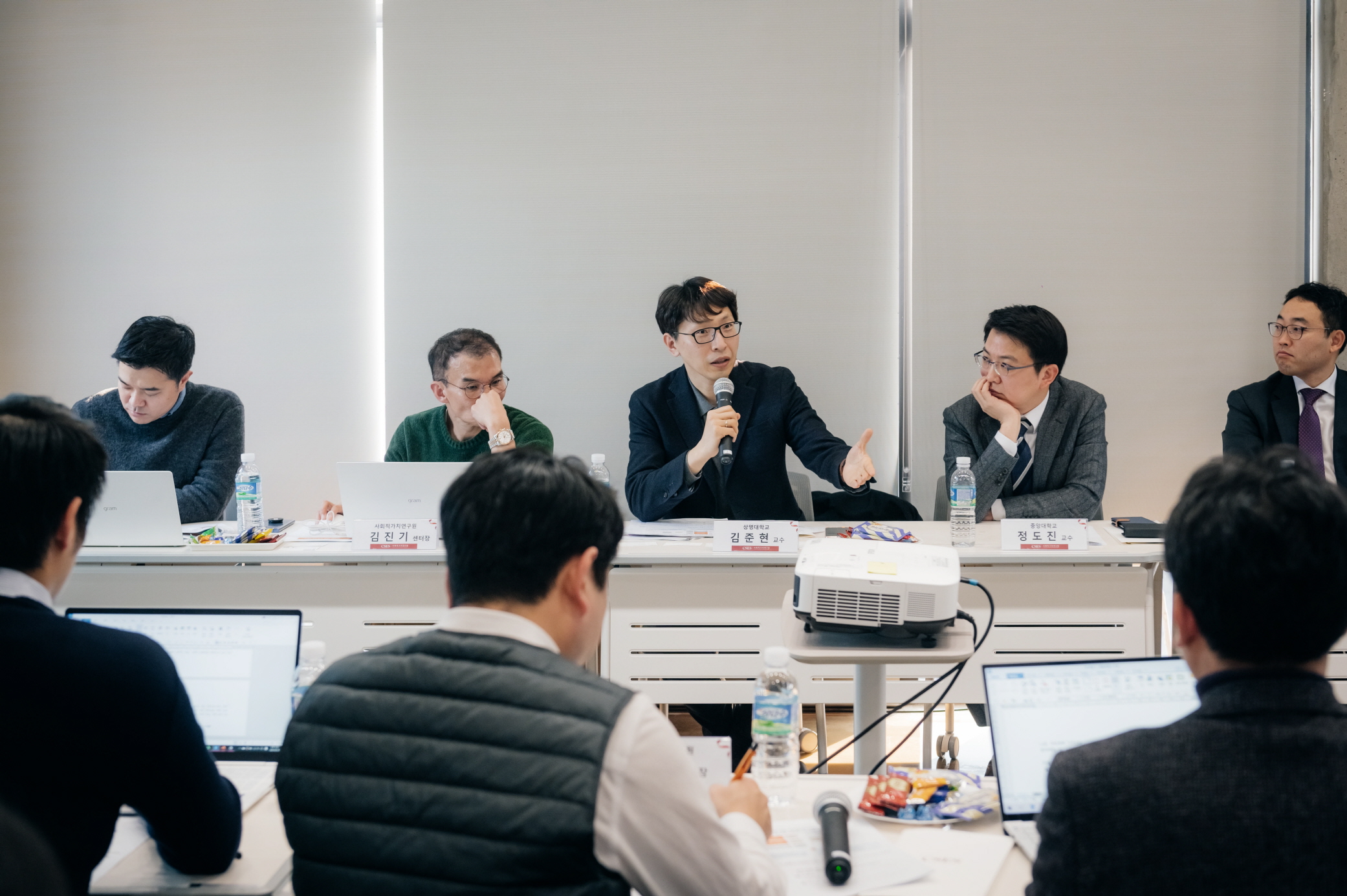 김준현 교수(상명대)가 회의에 대한 토론을 하고 있는 사진
