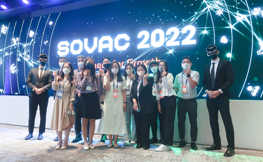 SOVAC 2022 행사에 참여한 사회적가치연구원 구성원 기념 사진